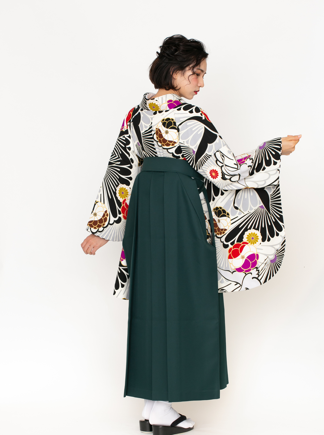 菊に鶴/黒【JAPAN STYLE×中村里砂】（袴：椿丸紋刺繍／緑） | 【公式