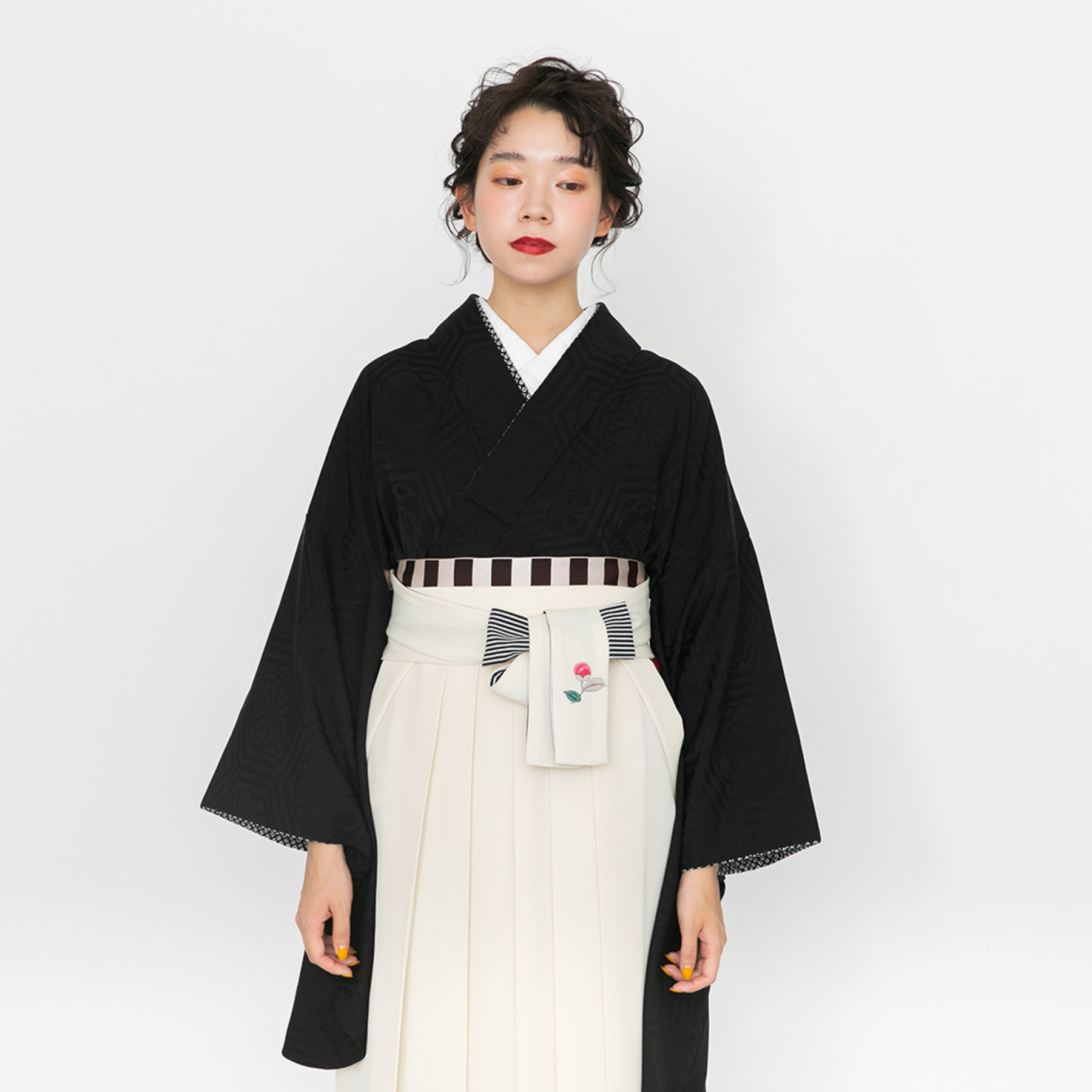 華亀甲/黒【九重】（袴：椿刺繍／クリーム） | 【公式】モダンアンテナ