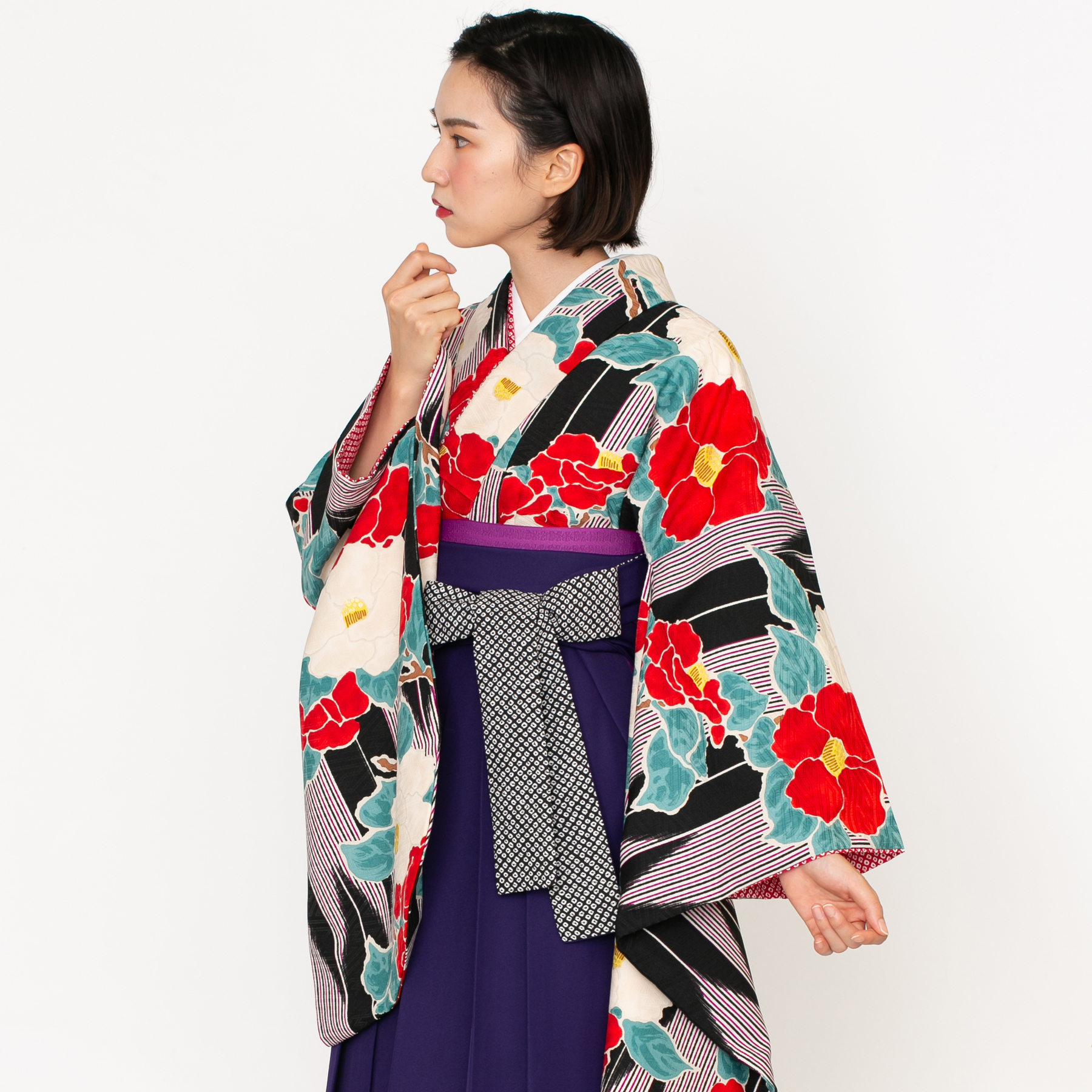 椿に矢絣/黒【九重】（袴：雪輪刺繍／紫） | 【公式】モダンアンテナの