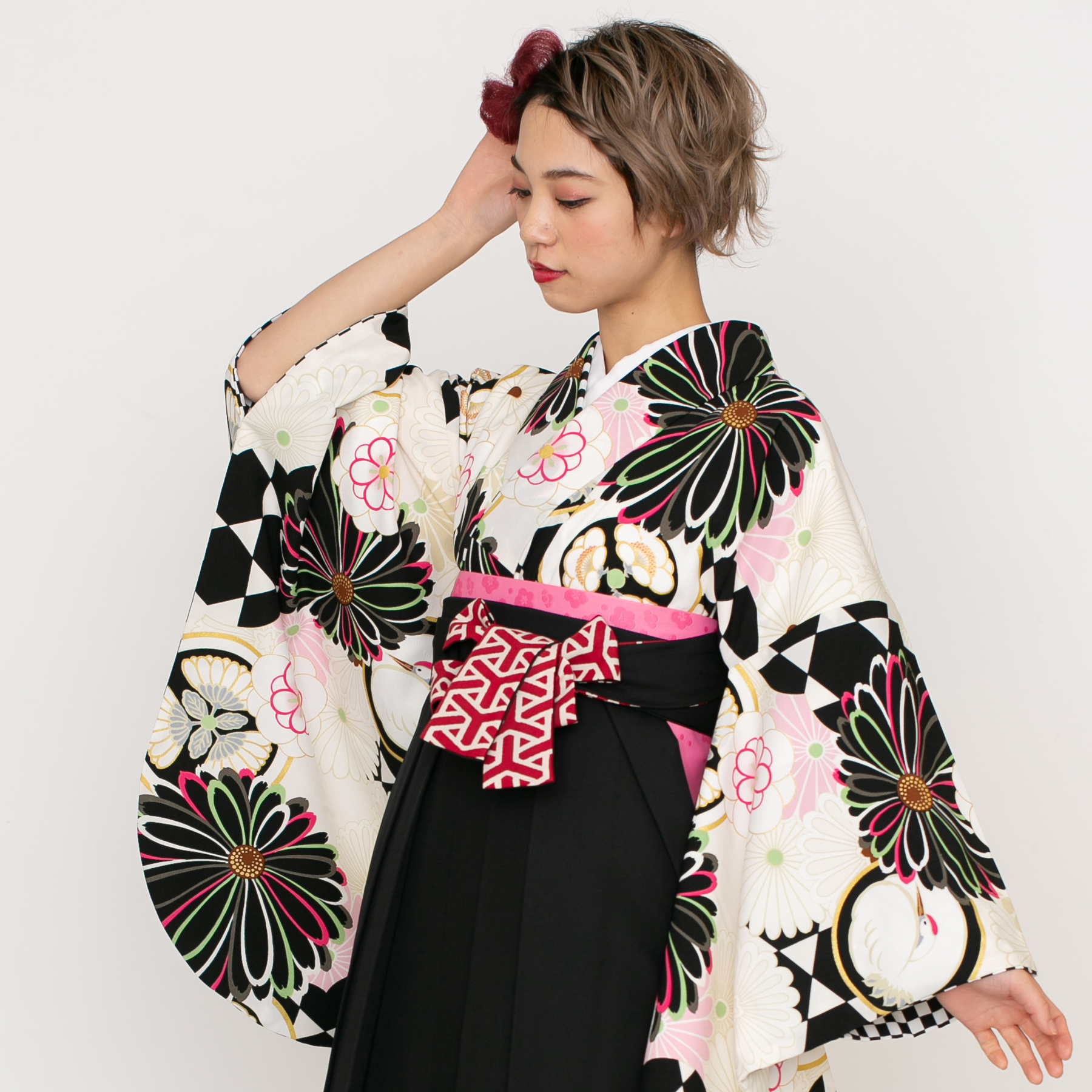 菊に紋/黒【JAPAN STYLE】（袴：椿に丸紋刺繍／黒） | 【公式】モダン