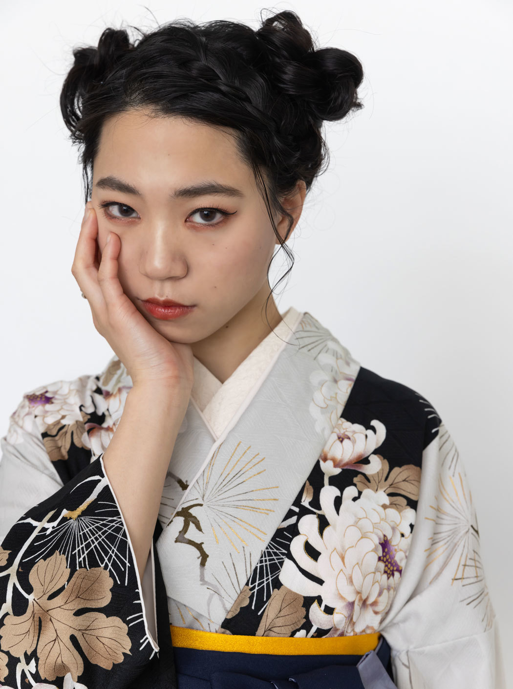 昼夜菊松/黒【そしてゆめ】（袴：椿 刺繍/紺） | 【公式】モダン