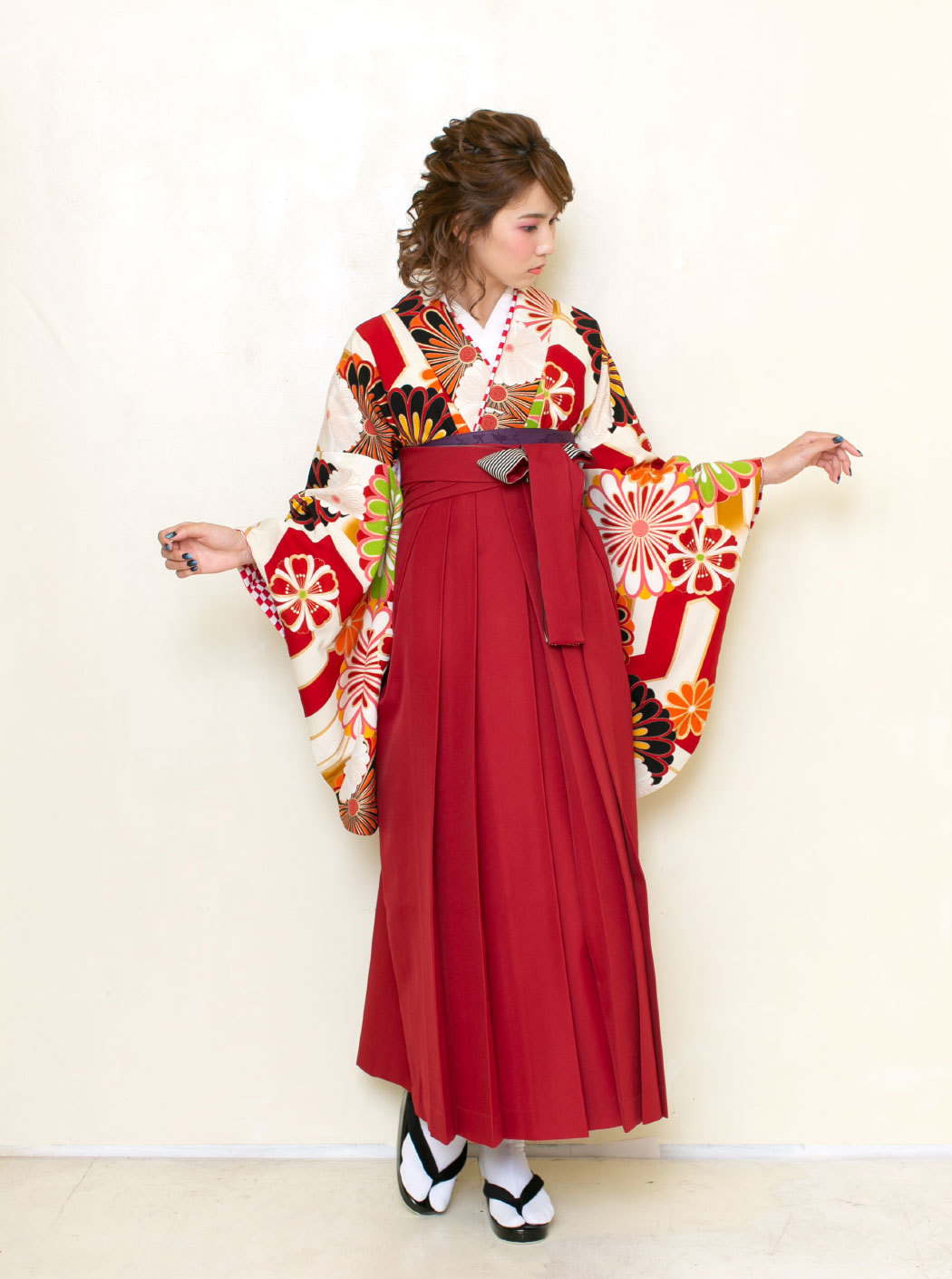 亀甲菊/赤（袴：梅刺繍／エンジ） | 【公式】モダンアンテナの卒業袴