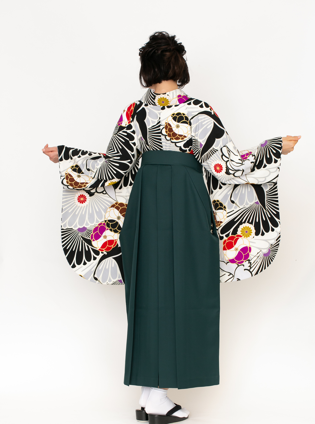 菊に鶴/黒【JAPAN STYLE×中村里砂】（袴：椿丸紋刺繍／緑） | 【公式