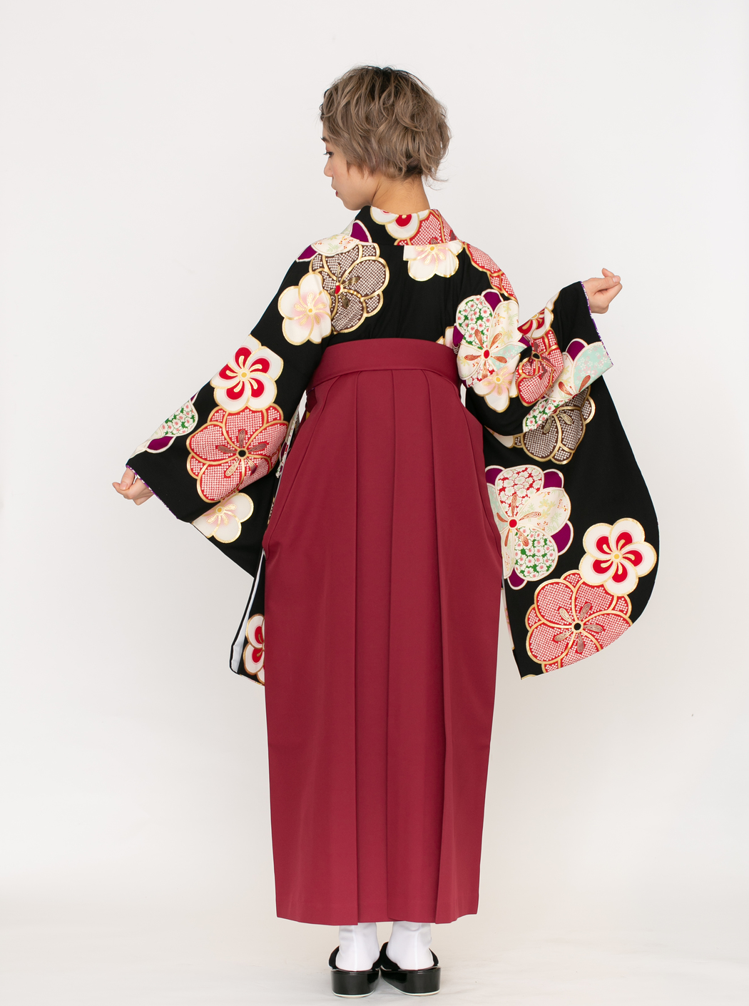 ねじり梅/黒【榛原】（袴：菊に梅刺繍／エンジ） | 【公式】モダン