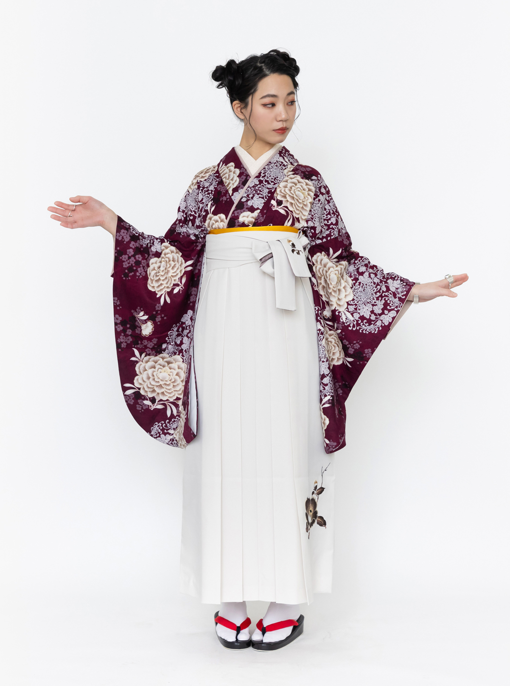 東洋牡丹/葡萄色【そしてゆめ】（袴：椿 刺繍/白） | 【公式】モダン