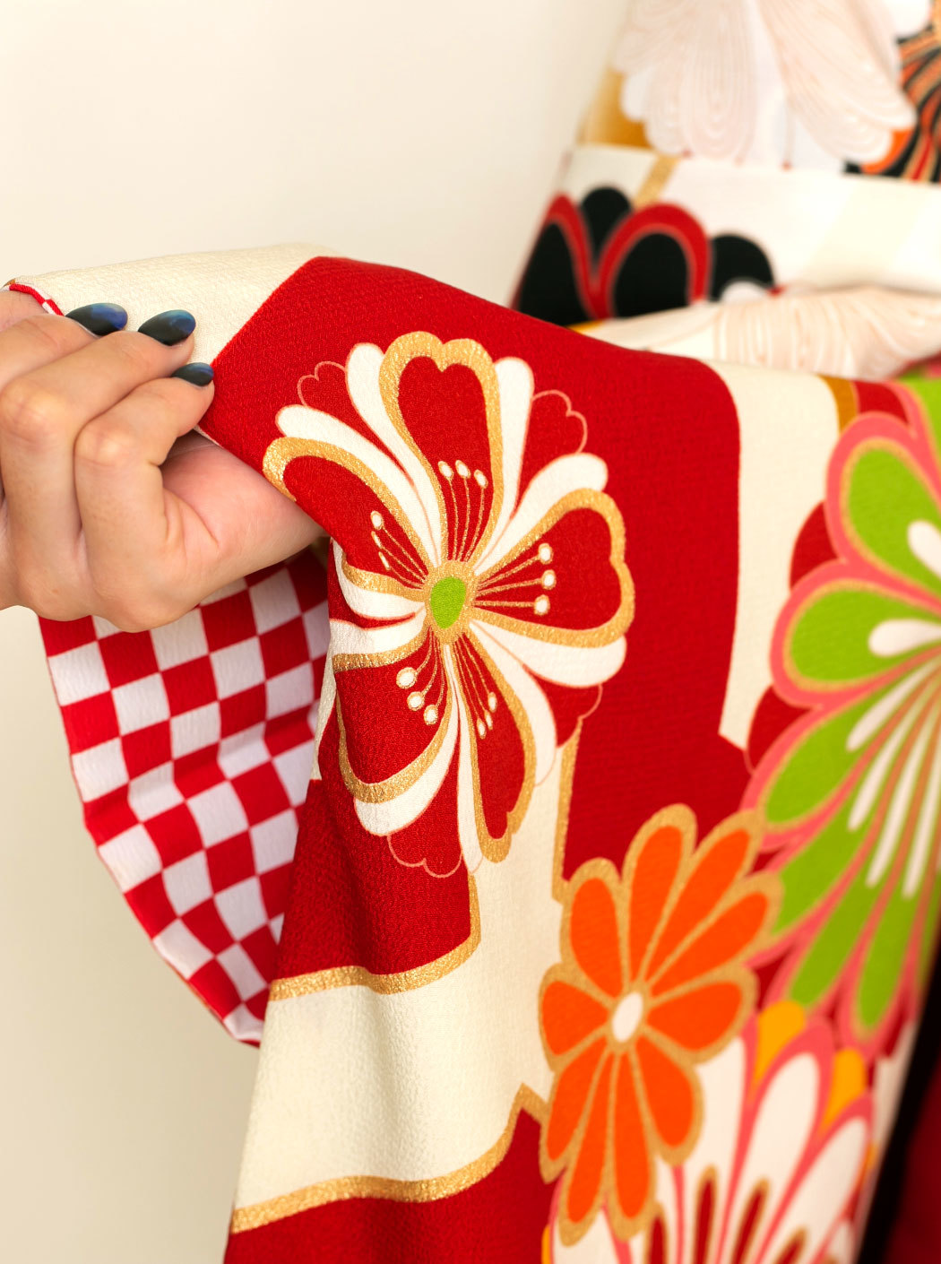 亀甲菊/赤（袴：梅刺繍／エンジ） | 【公式】モダンアンテナの卒業袴