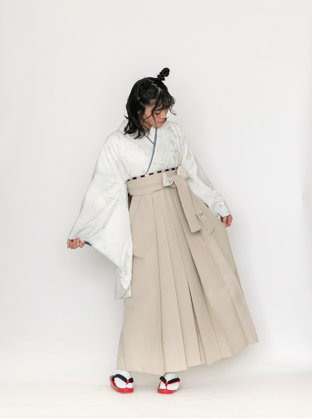淡菊 / 薄グレー【JAPAN STYLE】（袴：アイボリー／菊刺繍） | 【公式