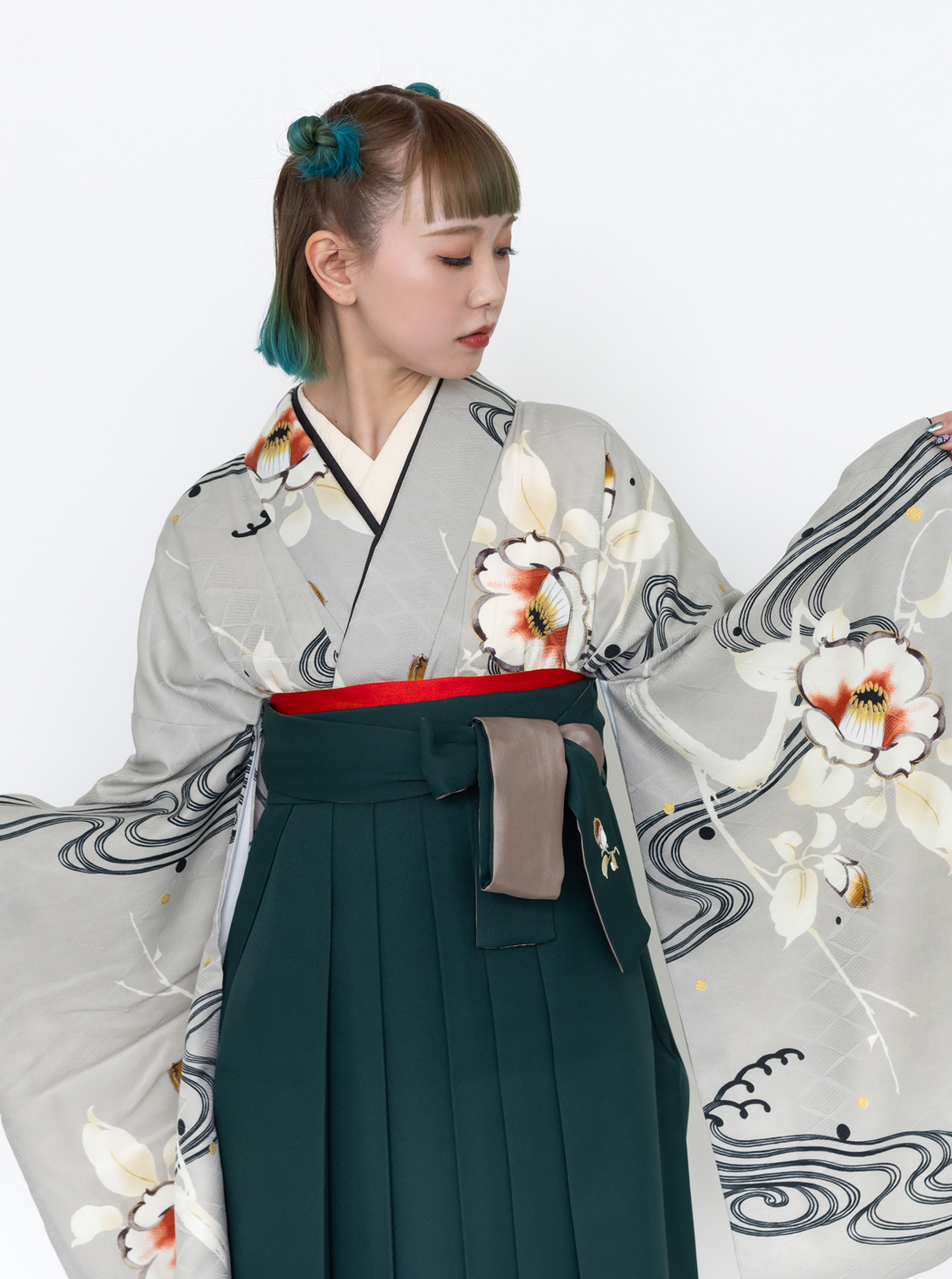 流水椿/銀鼠【そしてゆめ】（袴：椿 刺繍/緑） | 【公式】モダン