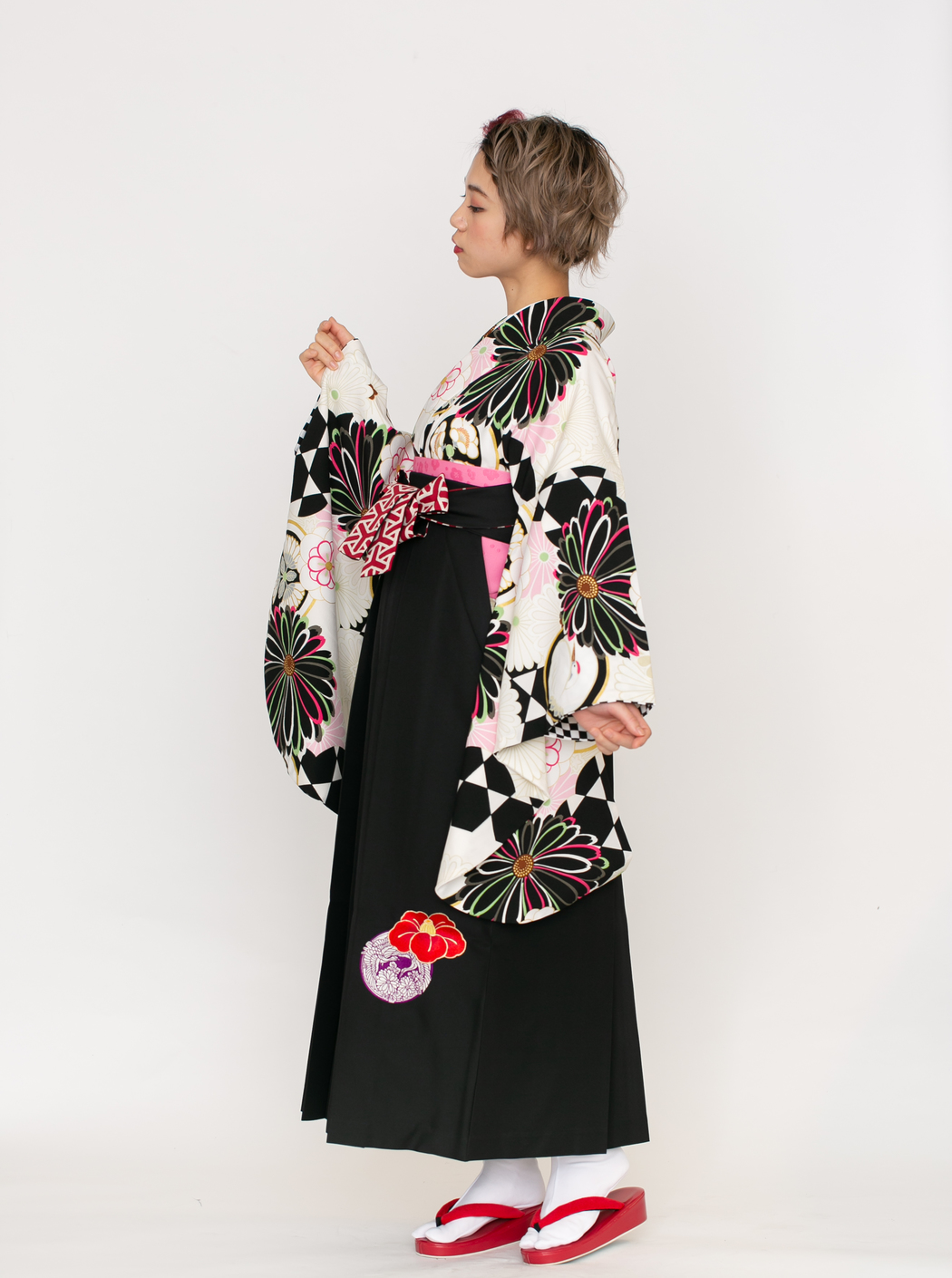 平和屋着物●女性　行灯袴　総刺繍　椿飛鶴花丸文　黒地　金糸　卒業式　洗える着物　CABE2593yc 平和屋着物○女性 行灯袴 総刺繍 椿飛鶴花丸文 黒地 金糸 卒業式