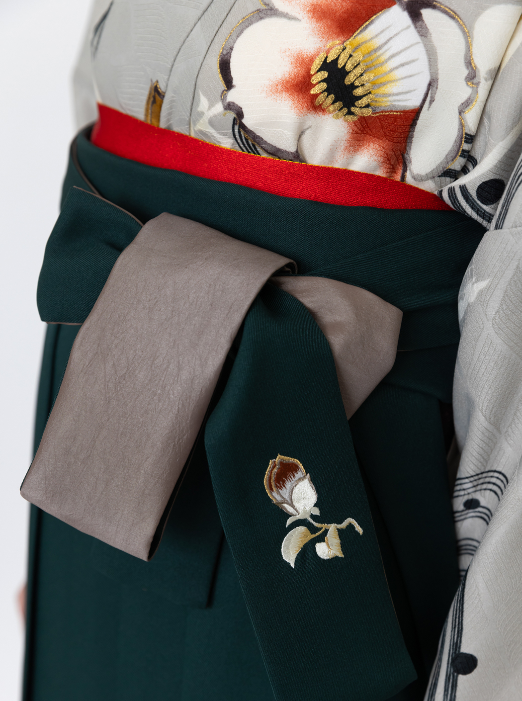 流水椿/銀鼠【そしてゆめ】（袴：椿 刺繍/緑） | 【公式】モダン