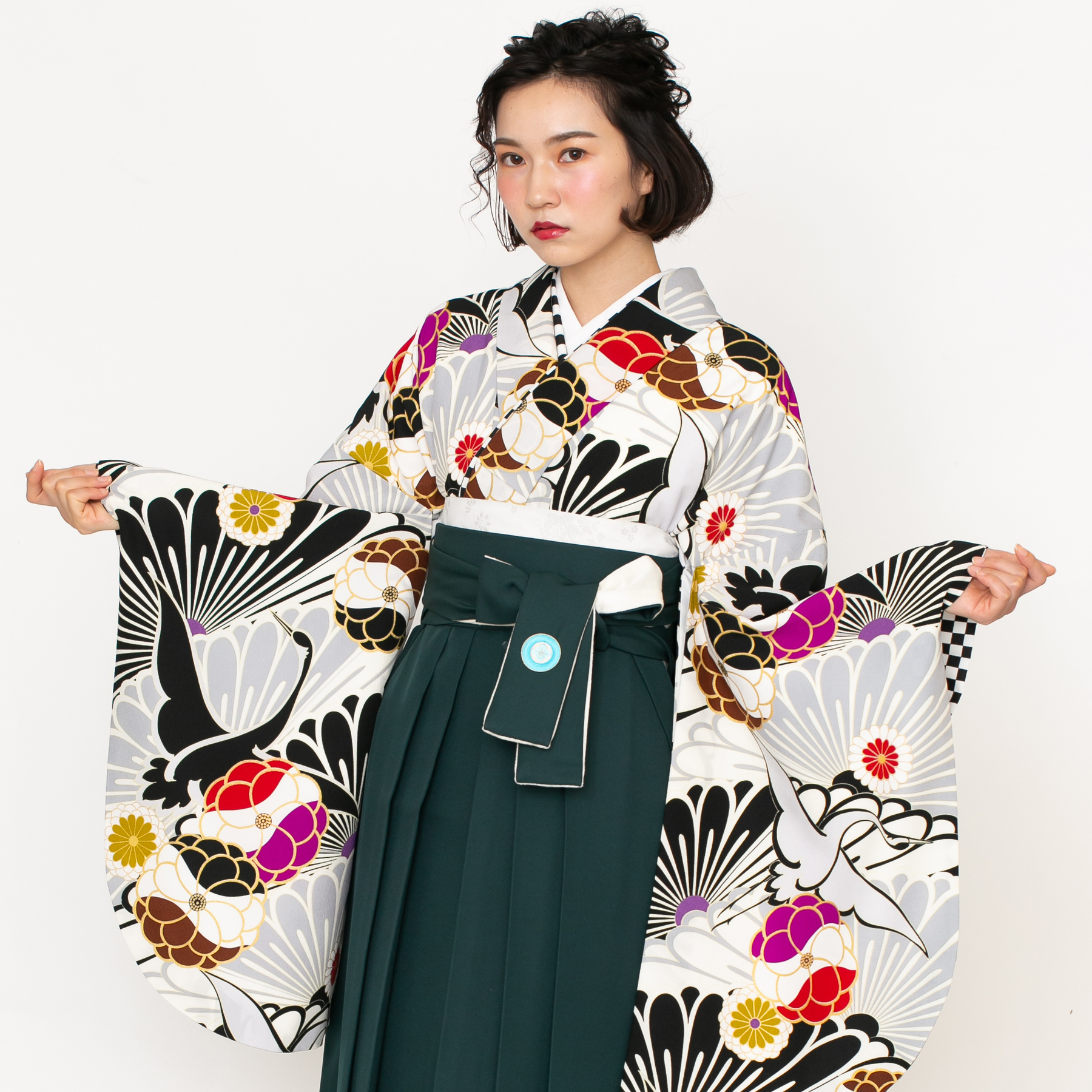 菊に鶴/黒【JAPAN STYLE×中村里砂】（袴：椿丸紋刺繍／緑） | 【公式