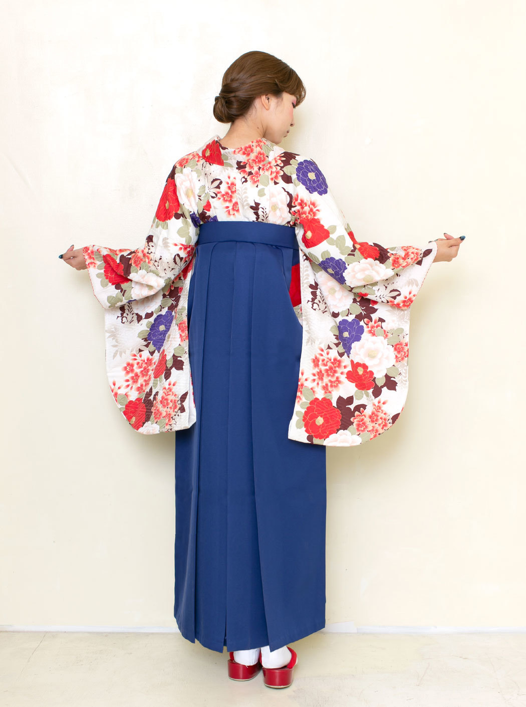 椿/白【九重】（袴：2way袴／花紺） | 【公式】モダンアンテナの卒業袴