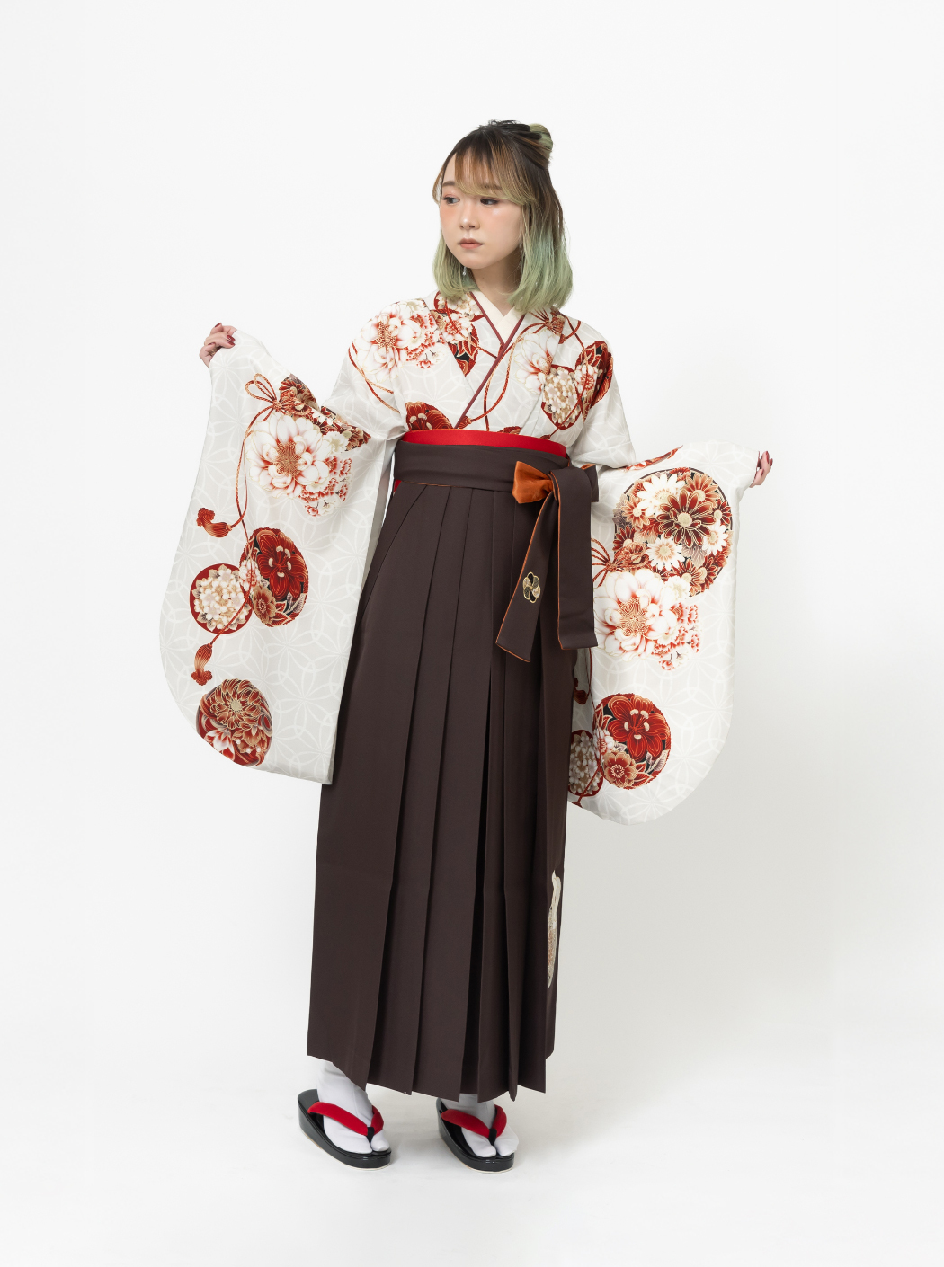 華玉/ベージュ【JAPAN STYLE×中村里砂】（袴：菊絵皿刺繡/焦げ茶