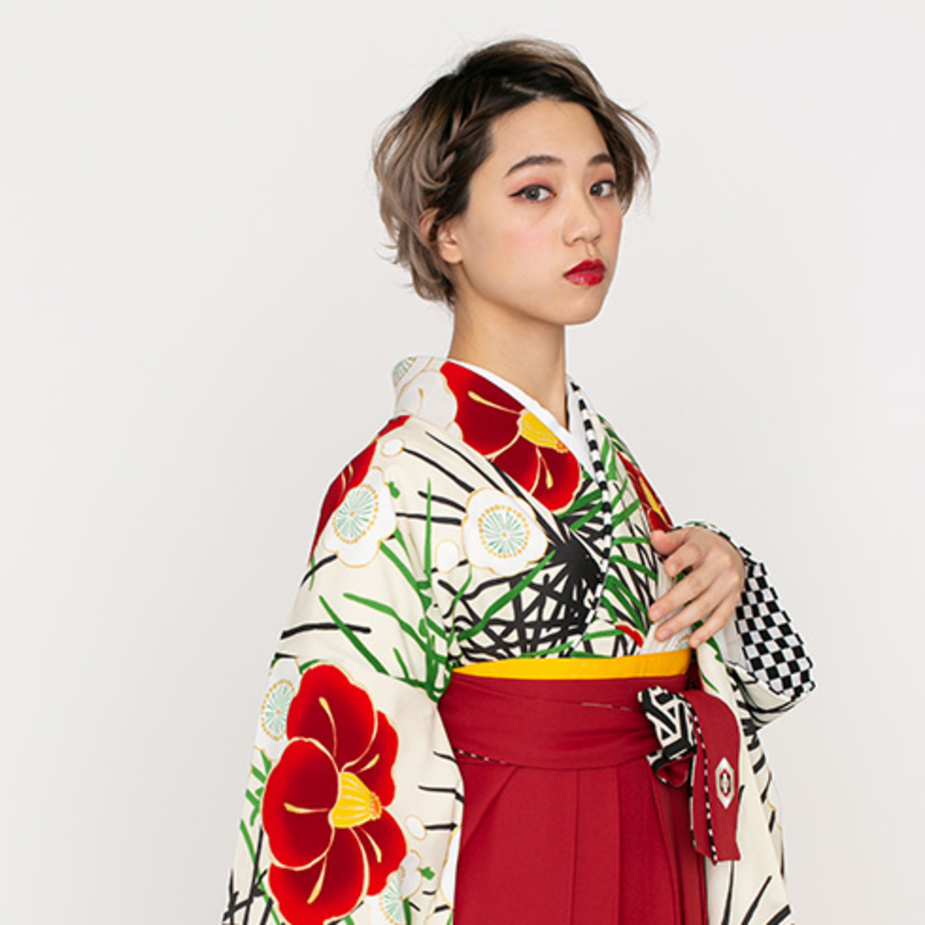 椿に松/白【JAPAN STYLE】（袴：椿に丸紋刺繍／エンジ） | 【公式
