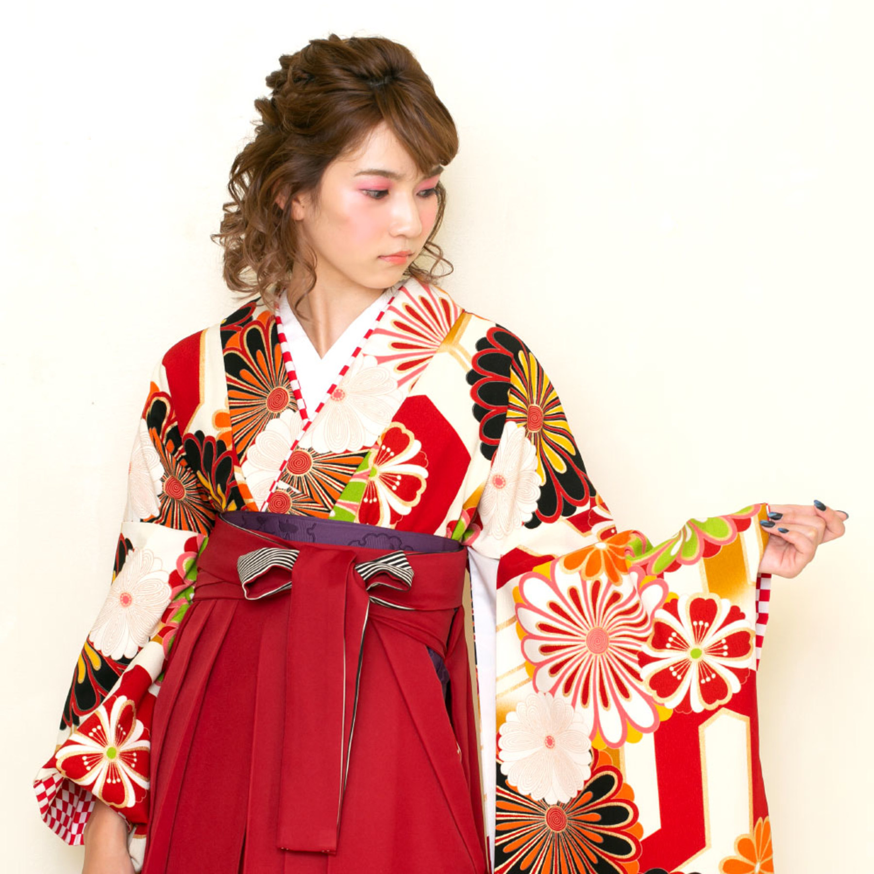 亀甲菊/赤（袴：梅刺繍／エンジ） | 【公式】モダンアンテナの卒業袴