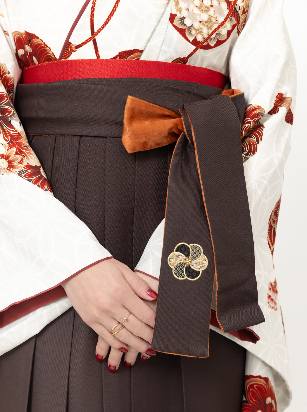 華玉/ベージュ【JAPAN STYLE×中村里砂】（袴：菊絵皿刺繡/焦げ茶