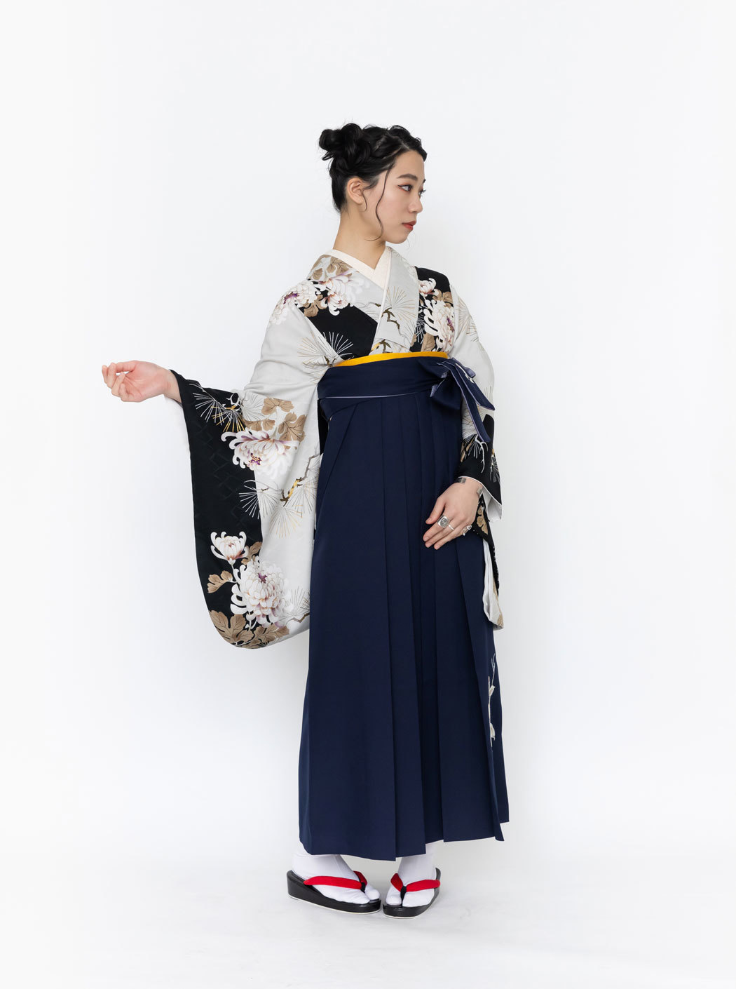 昼夜菊松/黒【そしてゆめ】（袴：椿 刺繍/紺） | 【公式】モダン