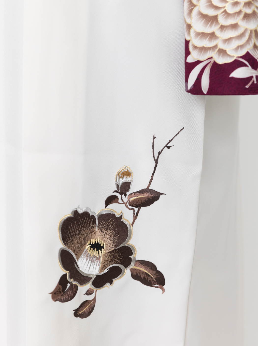 東洋牡丹/葡萄色【そしてゆめ】（袴：椿 刺繍/白） | 【公式】モダン