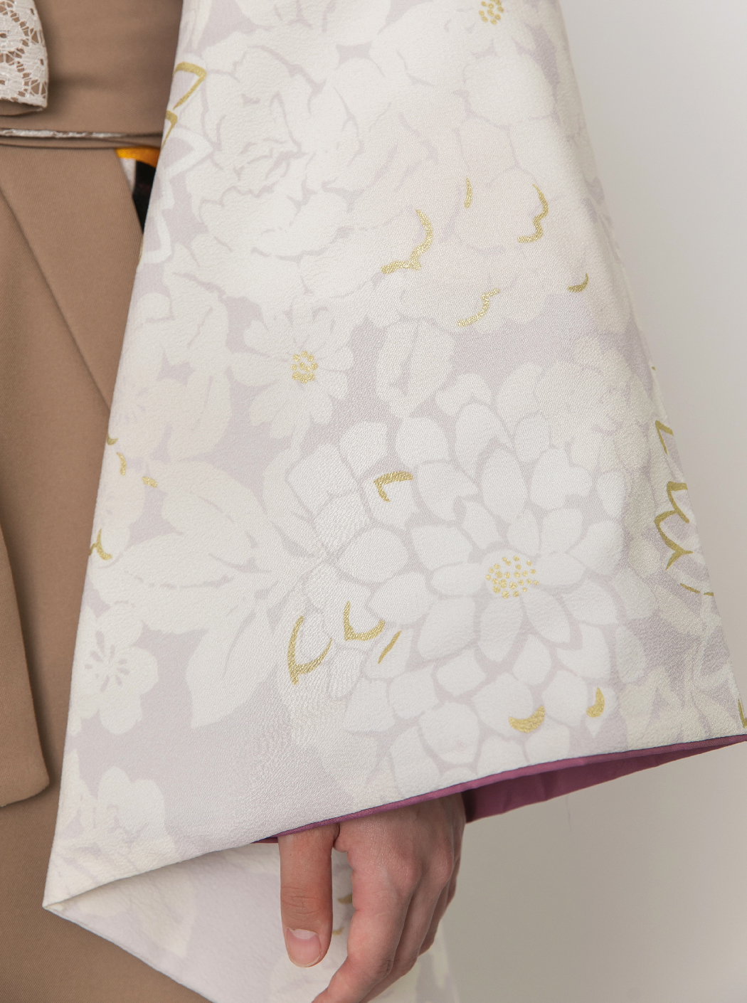 淡菊 / 薄ピンク【JAPAN STYLE】（袴：菊刺繍／薄茶） | 【公式