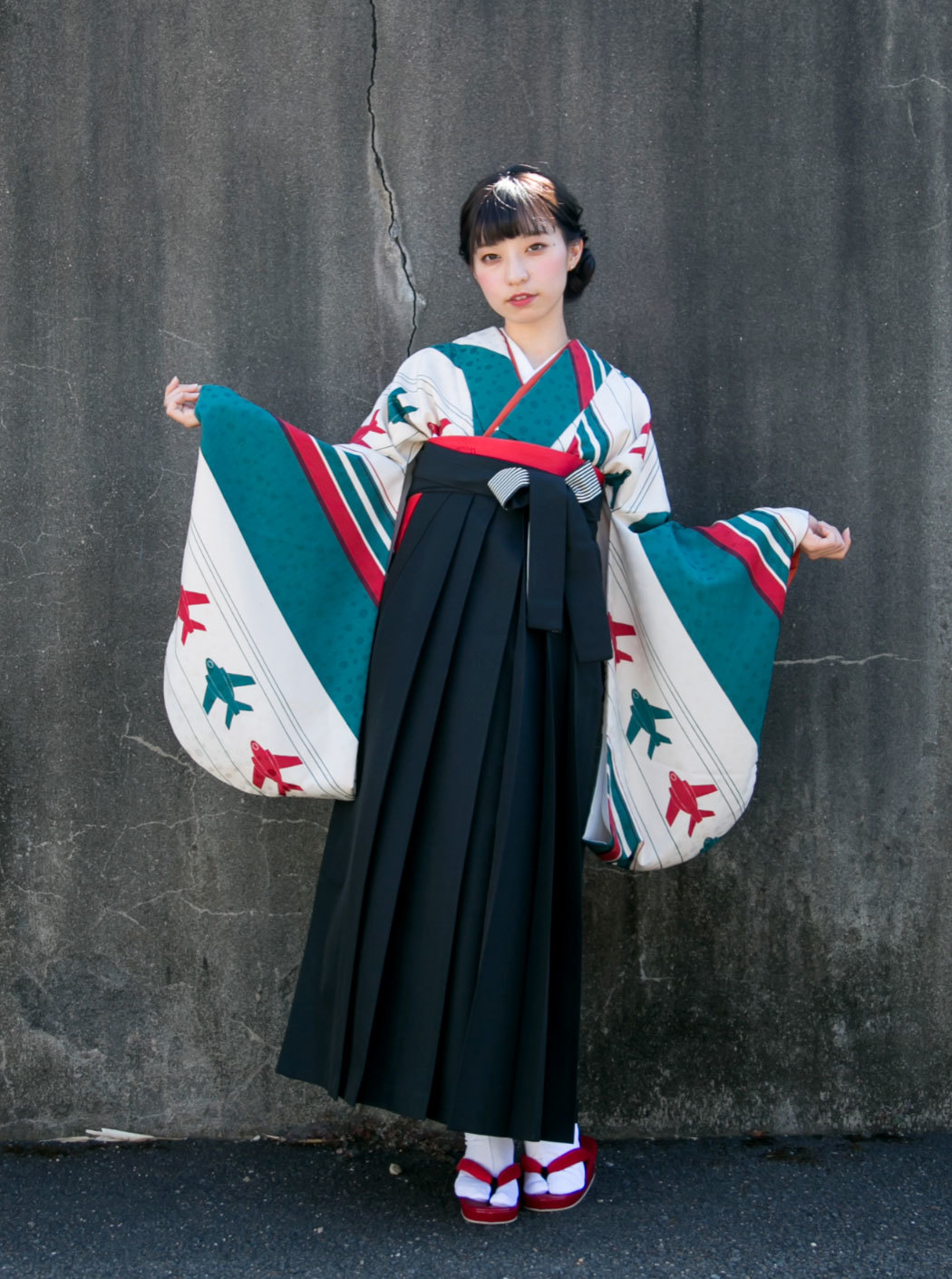 飛行機（袴：紐裏ストライプ／黒） | 【公式】モダンアンテナの卒業袴