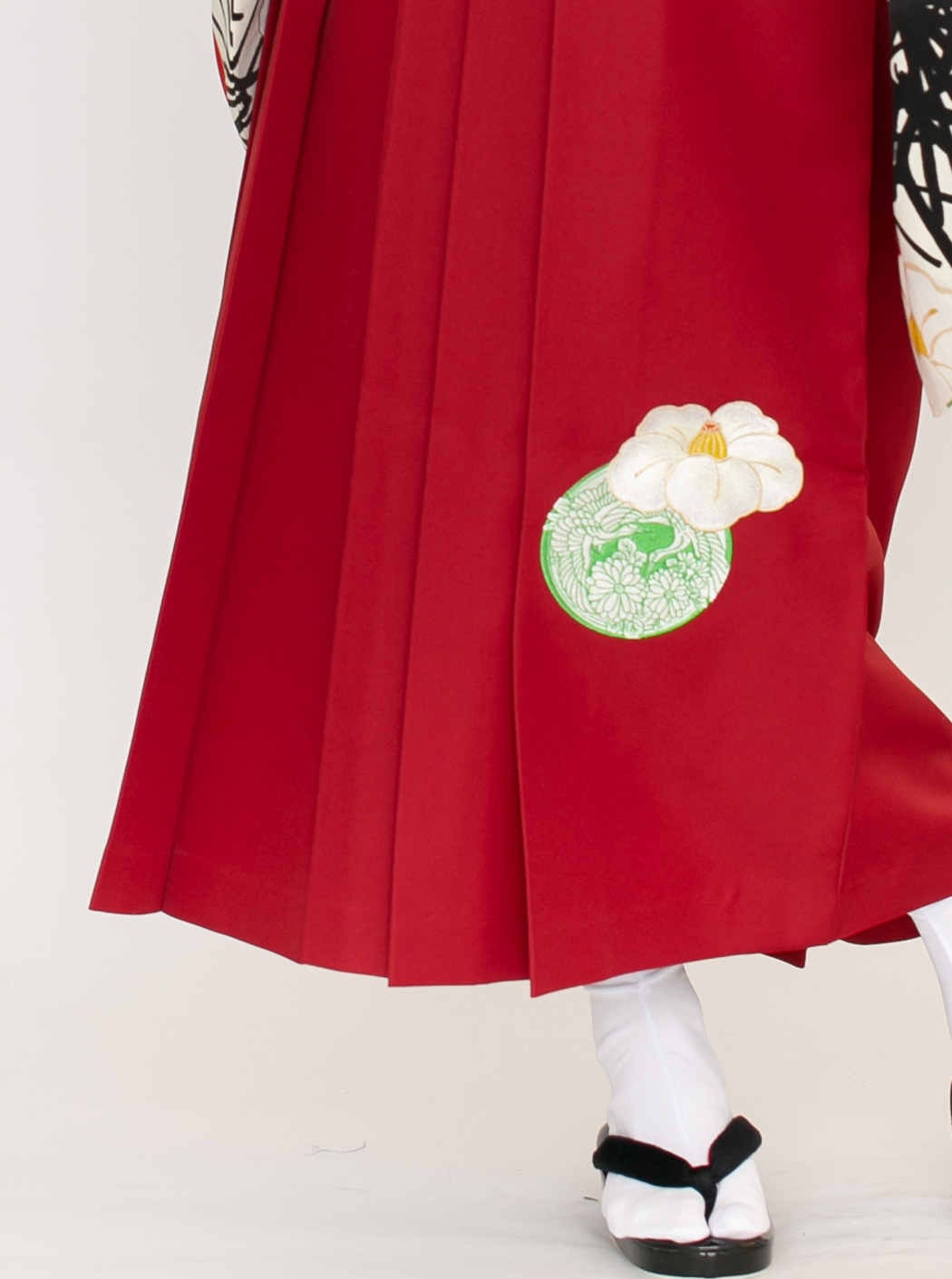 椿に松/白【JAPAN STYLE】（袴：椿に丸紋刺繍／エンジ） | 【公式