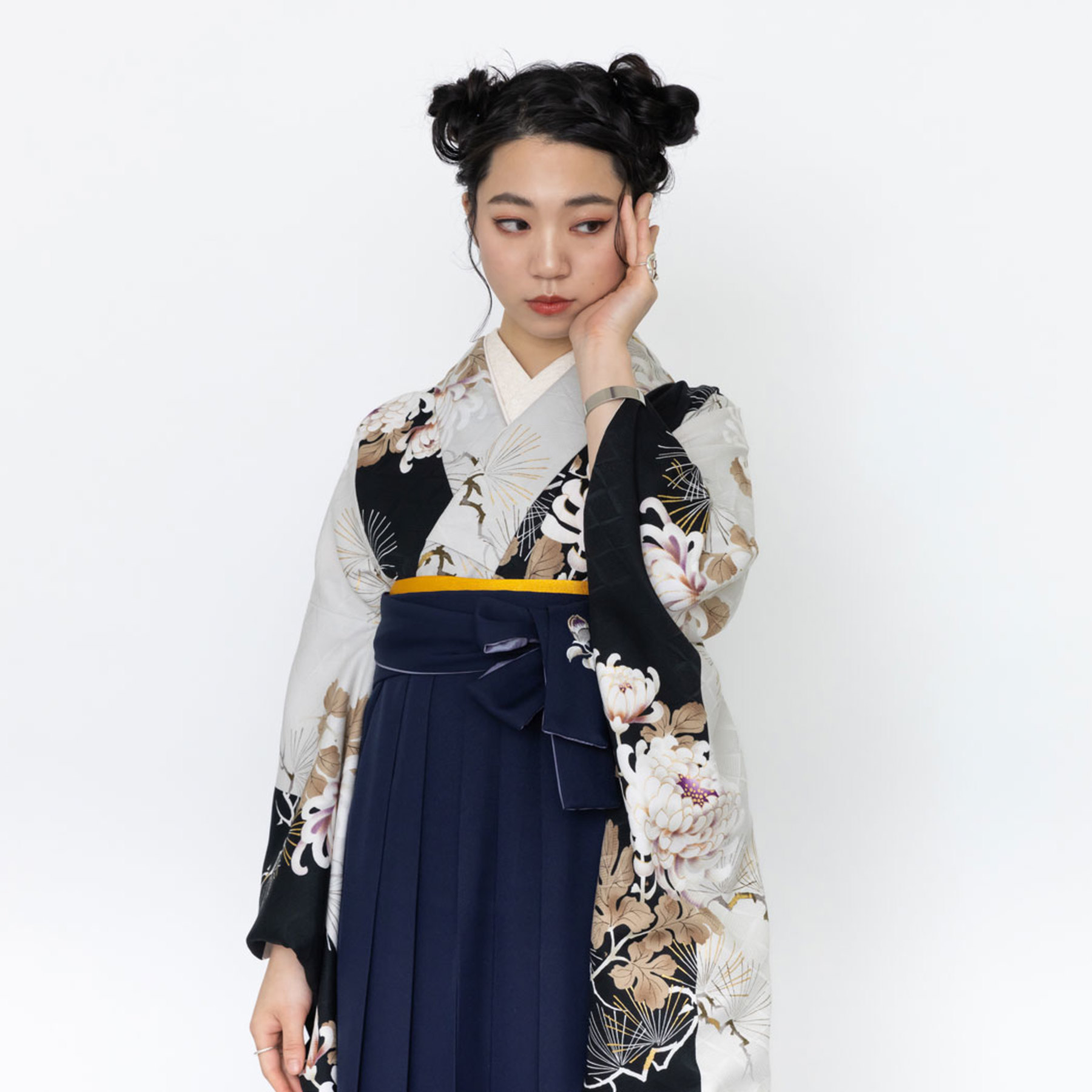 昼夜菊松/黒【そしてゆめ】（袴：椿 刺繍/紺） | 【公式】モダン