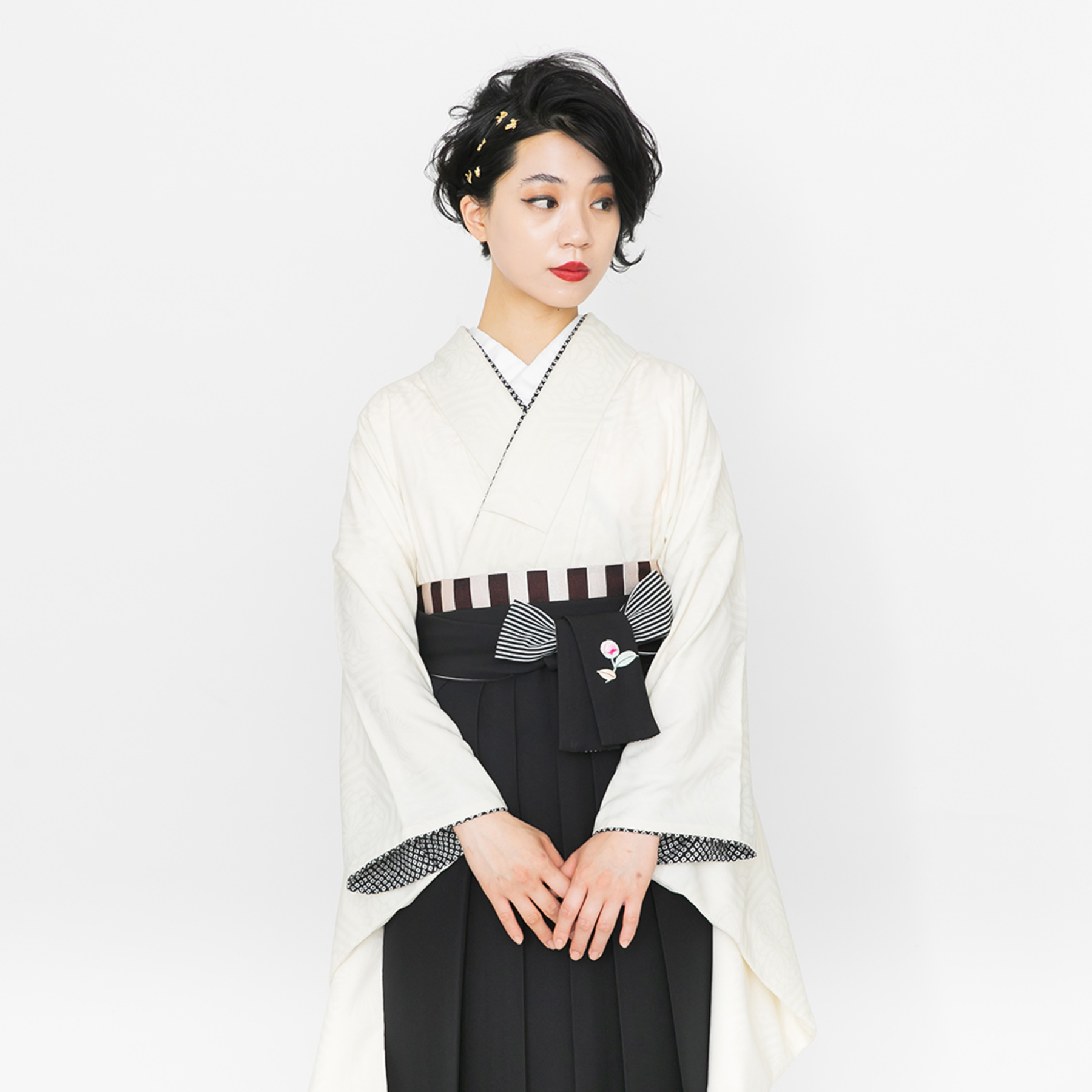 華亀甲/白【九重】（袴：椿刺繍／黒） | 【公式】モダンアンテナの卒業