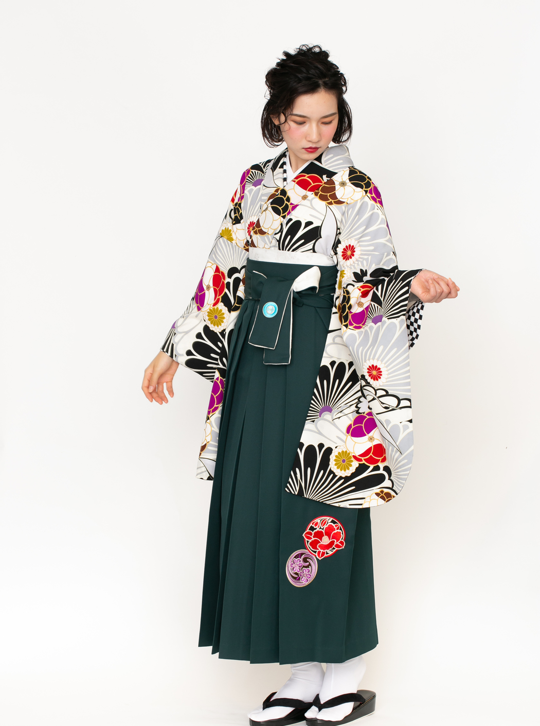 菊に鶴/黒【JAPAN STYLE×中村里砂】（袴：椿丸紋刺繍／緑） | 【公式