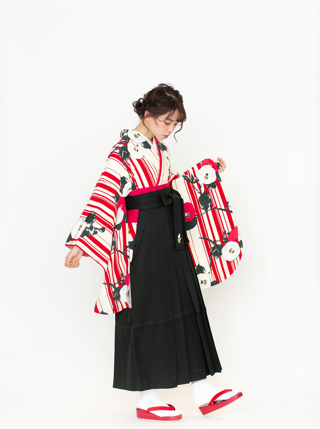 黒ストライプ着物・タッセル付き　袴　卒業式 椿・ストライプ/赤【九重】（袴：2way袴／黒） | 【公式】モダン