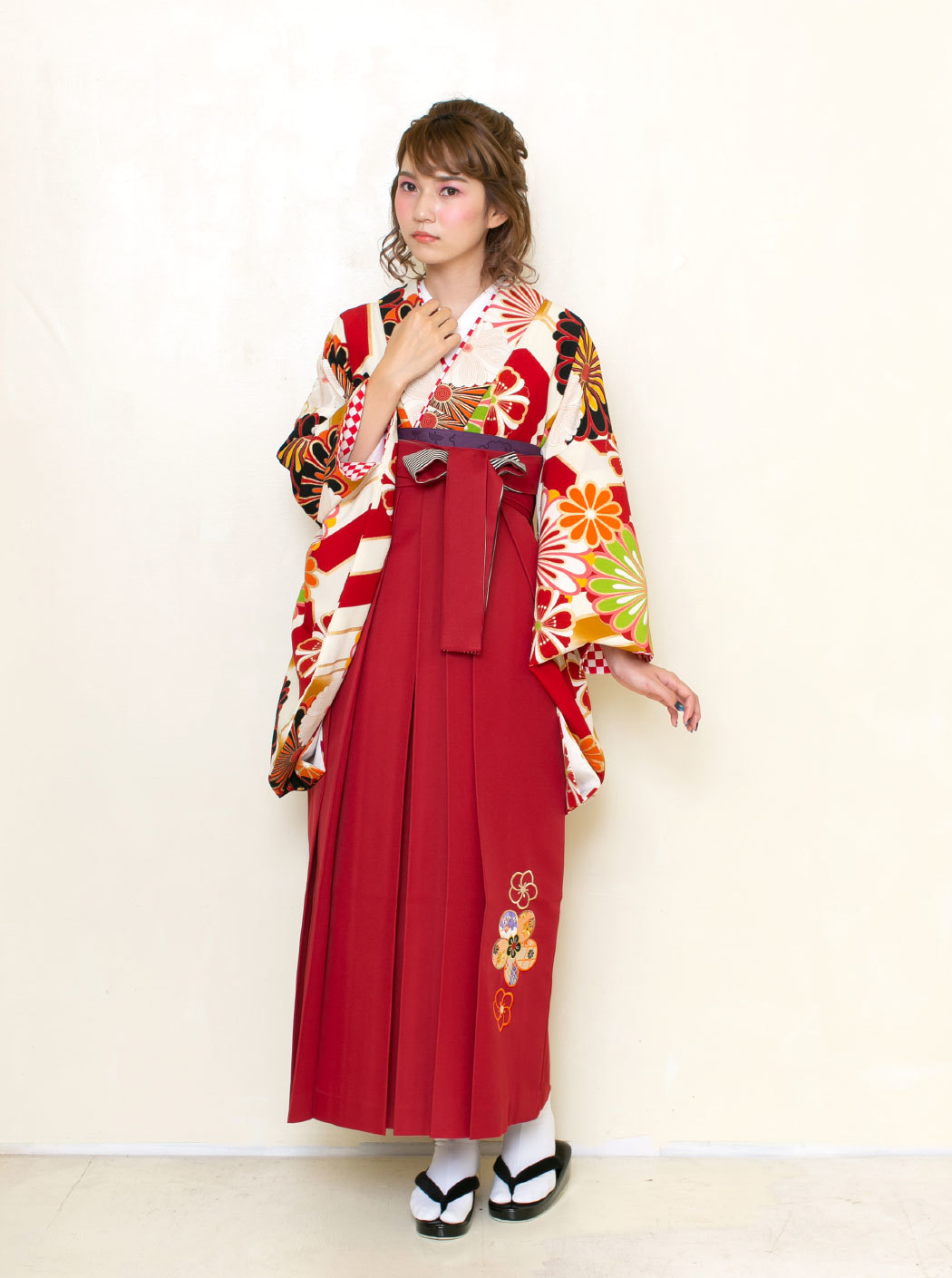 亀甲菊/赤（袴：梅刺繍／エンジ） | 【公式】モダンアンテナの卒業袴