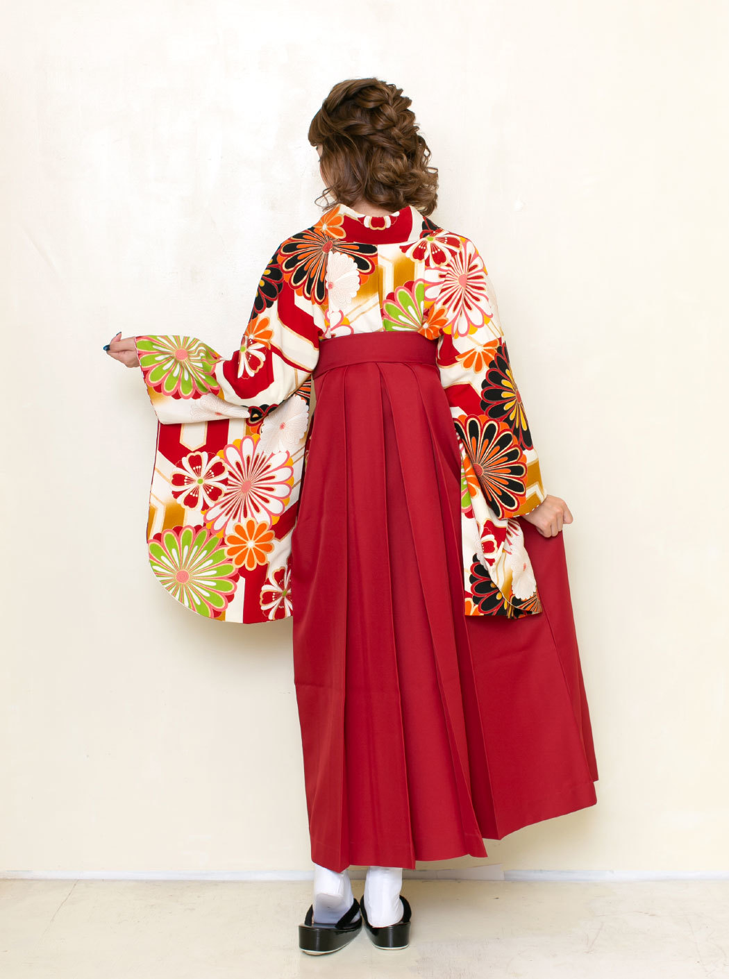 亀甲菊/赤（袴：梅刺繍／エンジ） | 【公式】モダンアンテナの卒業袴