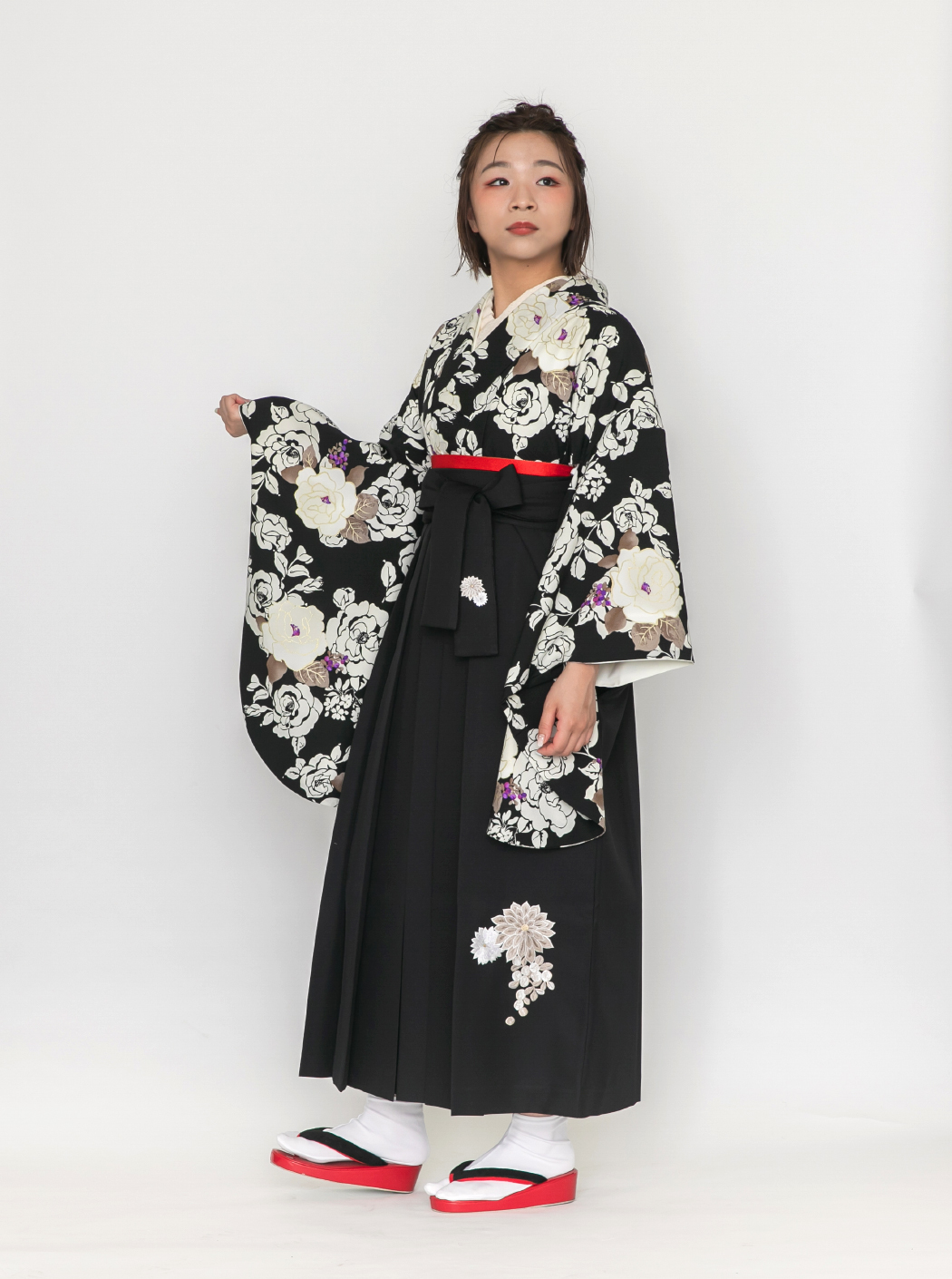 バラ / 黒【JAPAN STYLE】（袴：菊刺繍／黒） | 【公式】モダン