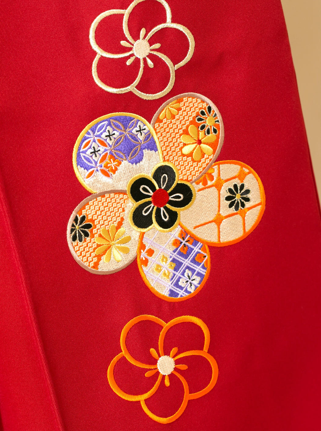 亀甲菊/赤（袴：梅刺繍／エンジ） | 【公式】モダンアンテナの卒業袴