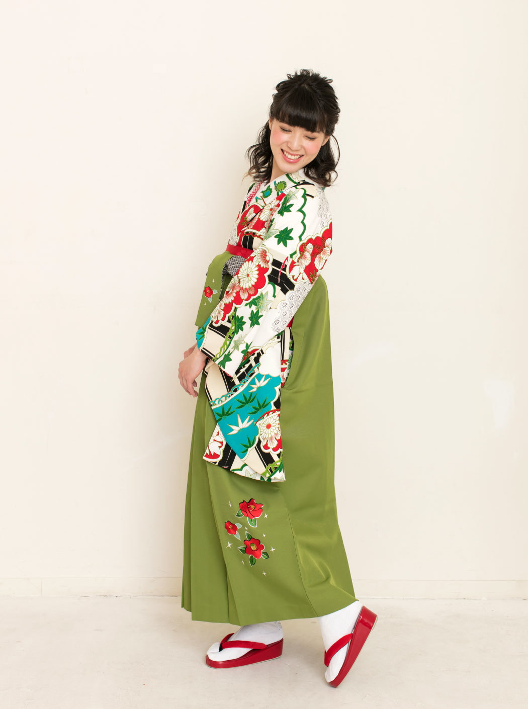 松に雲/白×赤【九重】（袴：椿刺繍／抹茶） | 【公式】モダンアンテナ