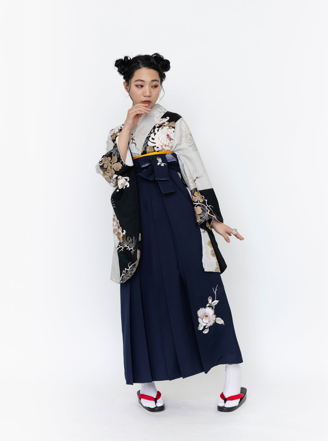 昼夜菊松/黒【そしてゆめ】（袴：椿 刺繍/紺） | 【公式】モダン