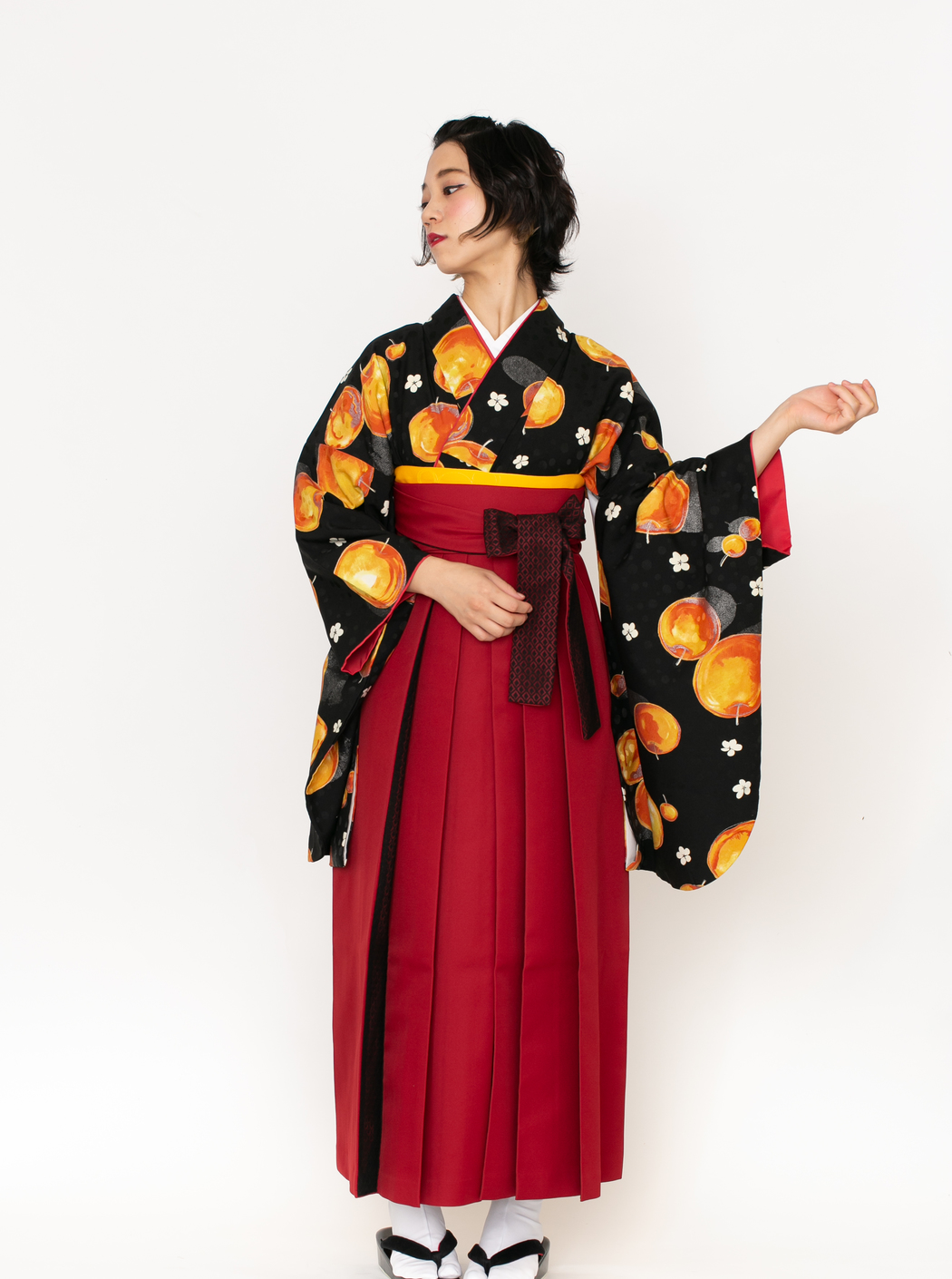 ペインティングリンゴ/黒（袴：アコーディオン／赤×黒レース