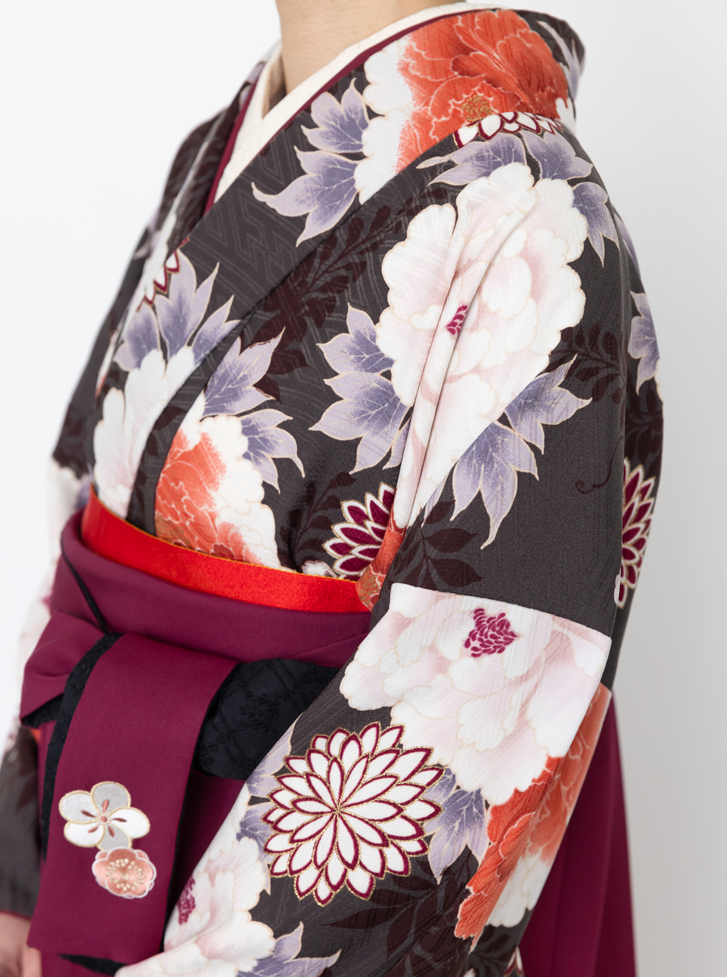 藤と牡丹/こげ茶【九重】（袴：藤牡丹 刺繍/エンジ） | 【公式】モダン